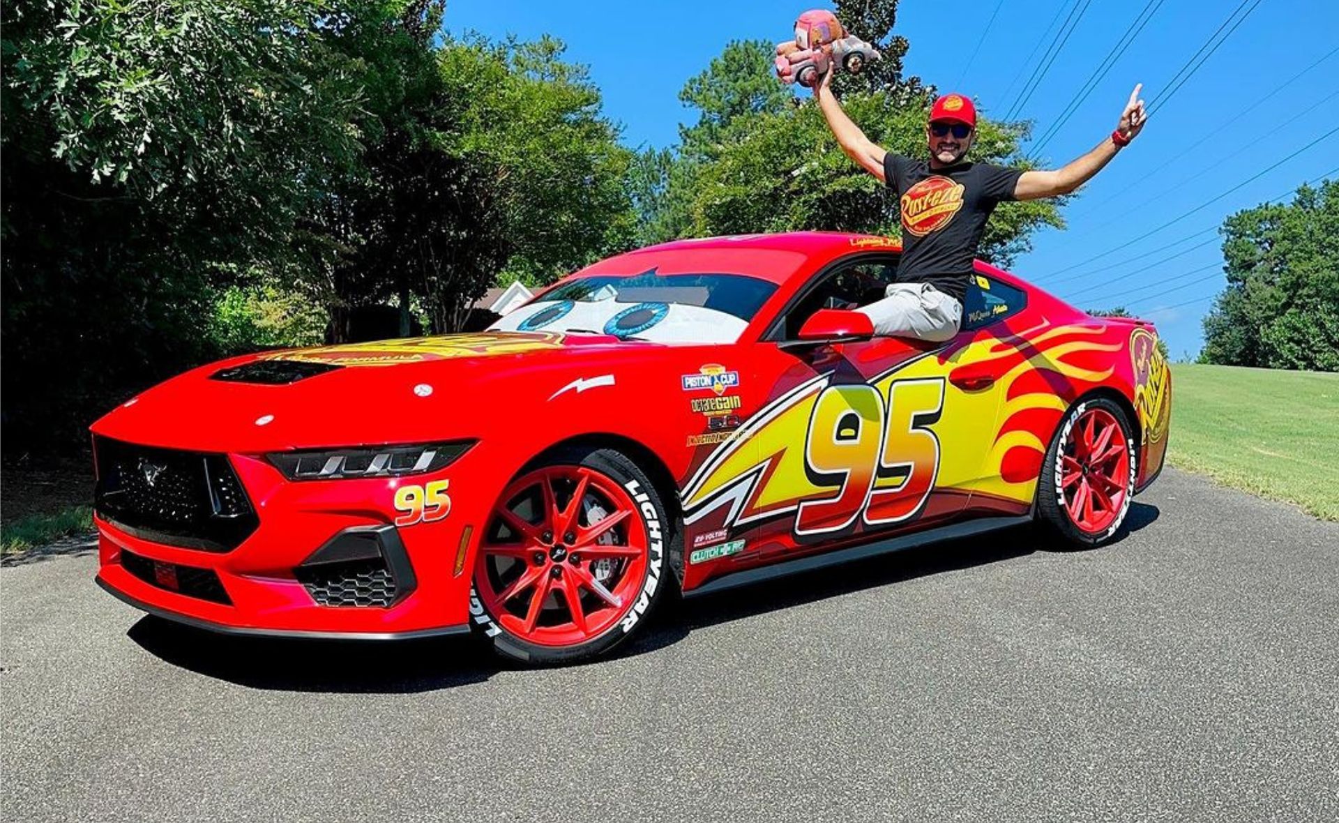 zygzak-mcqueen-jak-ywy-mustang-przerobiony-na-bohatera-kultowej-animacji