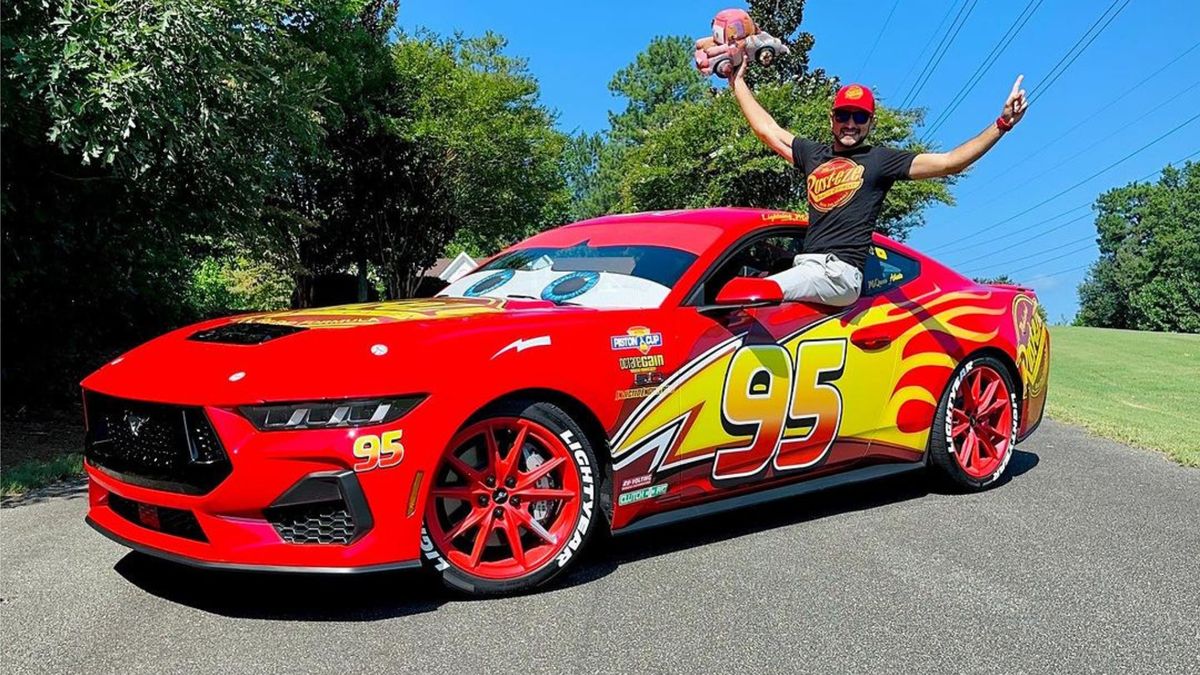 Ford Mustang przerobiony na Zygzaka McQueena