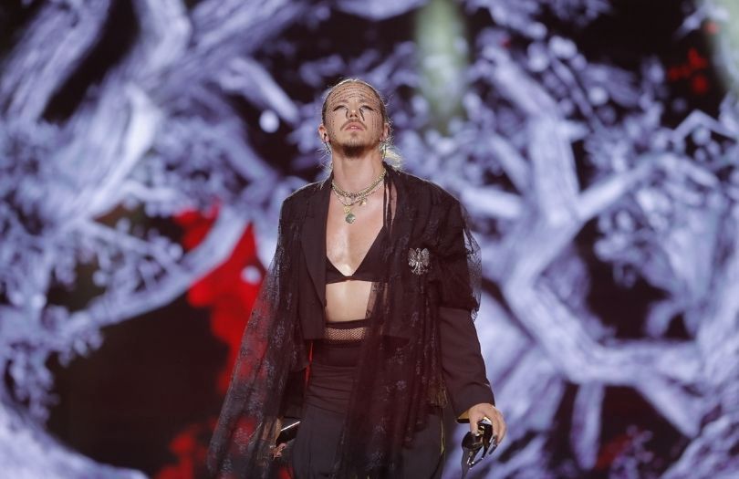 Top of the Top Sopot Festival. Mroczy Michał Szpak śpiewa przebój Grzegorza Ciechowskiego
