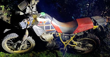 Wjechał motocyklem w ogrodzenie. Policjanci szybko poznali powód