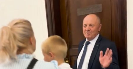 Kobieta z dzieckiem na ręku nie odpuściła Sawickiemu. Incydent w Sejmie