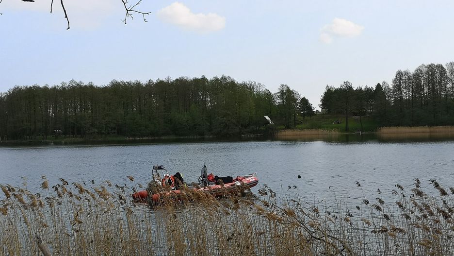 Ublik Wielki. Wypadek policjantów na jeziorze. Trwa akcja poszukiwawcza