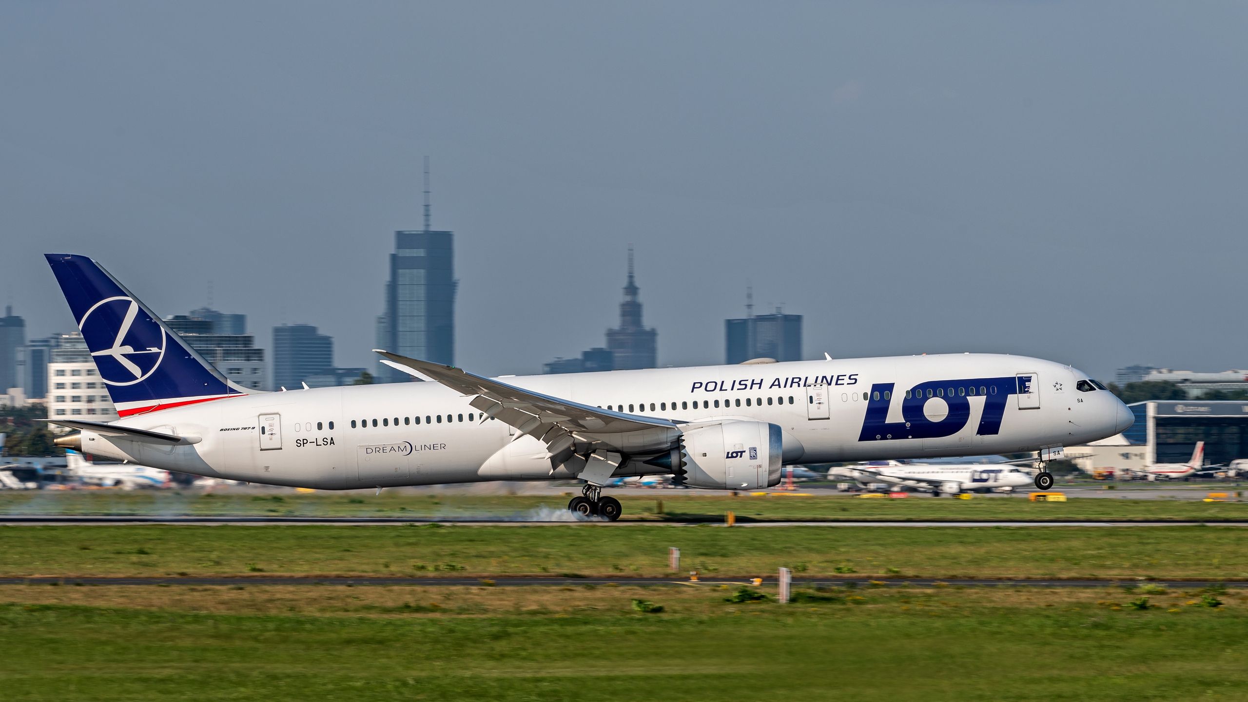 Lotnisko Chopina znajduje się w bliskiej odległości od miasta