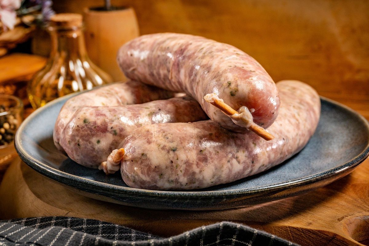 Gdzie najtaniej kupisz białą kiełbasę? Ten supermarket bije inne na głowę