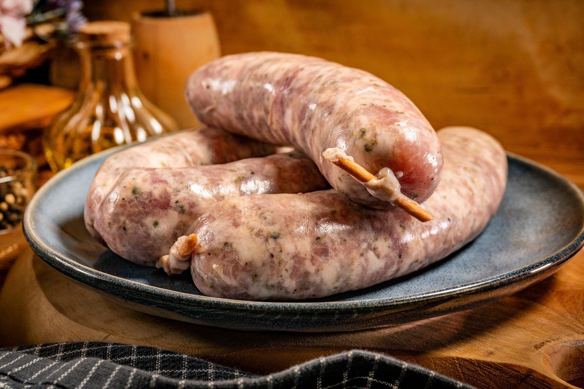 Gdzie najtaniej kupisz białą kiełbasę? Ten supermarket bije inne na głowę