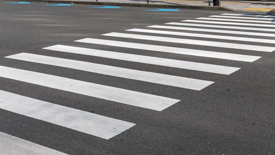 route, asphalte, rue, ville, signes, ligne, blanc, trafic, flèche, voiture, autoroute, direction, urbain, croisement, transport, voie, passage piéton, parc, vitesse, marc, chemin de traverse, tarmac, piéton