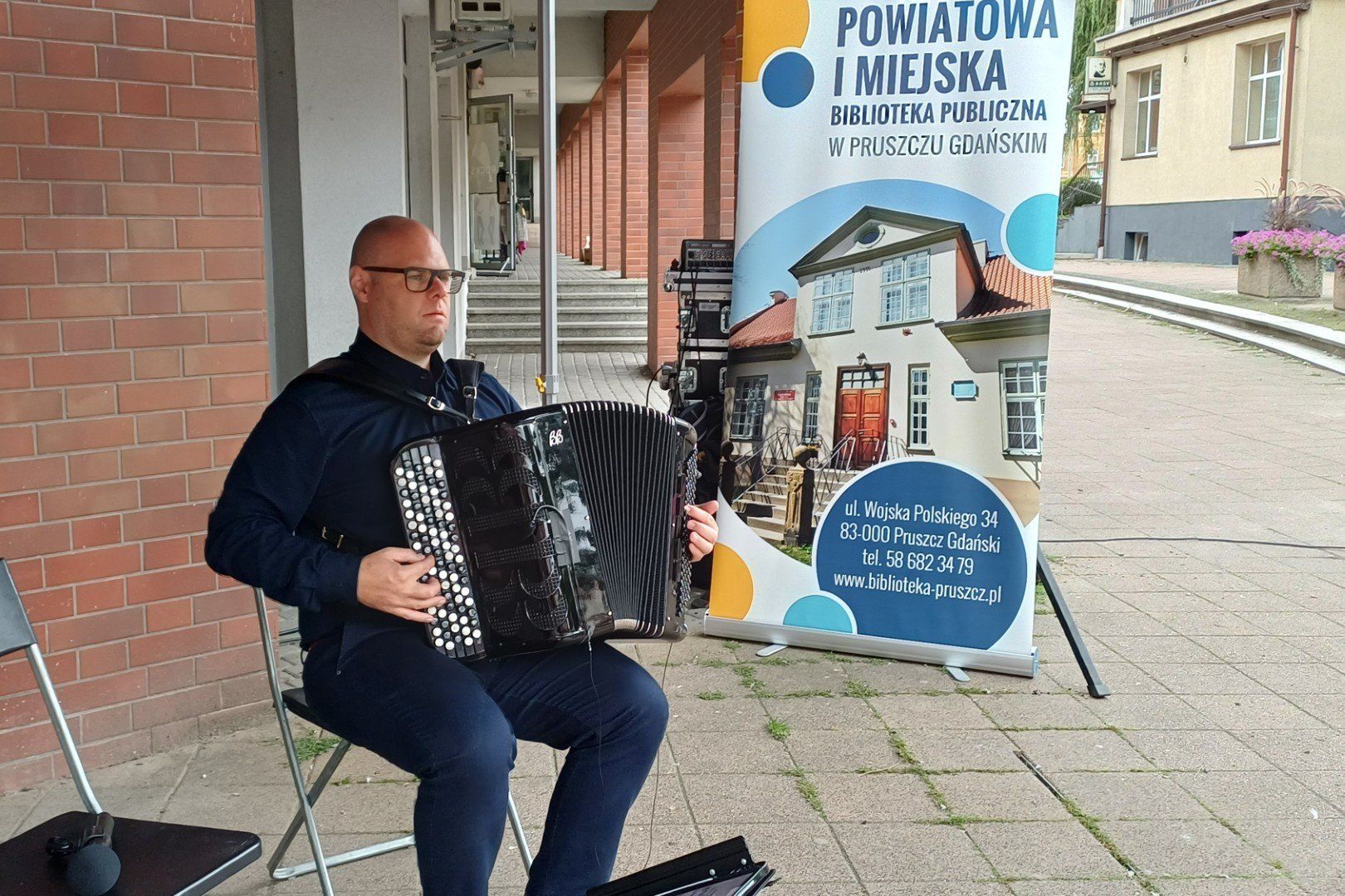 Paweł A. Nowak, znakomity akordeonista, kompozytor oraz dyrektor międzynarodowego festiwalu akordeonowego w Sulęczynie zabrał przybyłych w muzyczną podróż