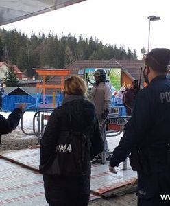 Ferie zimowe 2021. Policjanci na stokach. Nie ma mowy o łamaniu obostrzeń