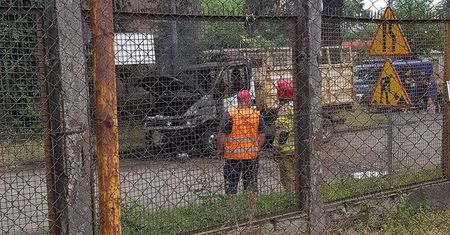 Ul. Betonowa: Musieli uciekać z płonącego samochodu. Z auta został jedynie wrak