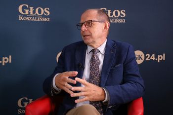 Szakale żyją w Polsce. Ale spotkać je w naszych lasach trudno. Opowiada prof. Henryk Okarma