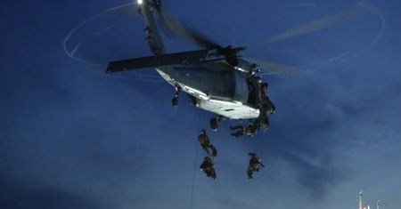 Policyjny Black Hawk i funkcjonariusze FBI nad Bałtykiem. Pokaz kontrterrorystów