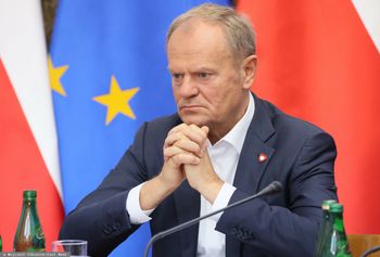 Tusk przyszedł pieszo mimo gróźb zamachu. Rzecznik odpowiada
