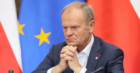 Tusk przyszedł pieszo mimo gróźb zamachu. Rzecznik odpowiada