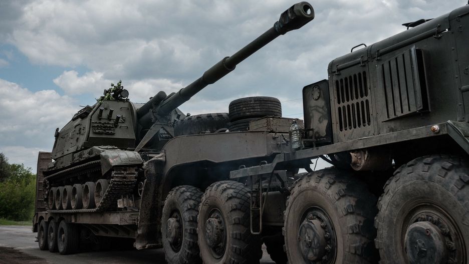 Ukraina - archThis photograph taken on May 10, 2022, shows an Ukrainian Army's self-propelled howitzer  loading on a tank transporter near Bakhmut, eastern Ukraine, amid the Russian invasion of Ukraine. (Photo by Yasuyoshi CHIBA / AFP)YASUYOSHI CHIBA