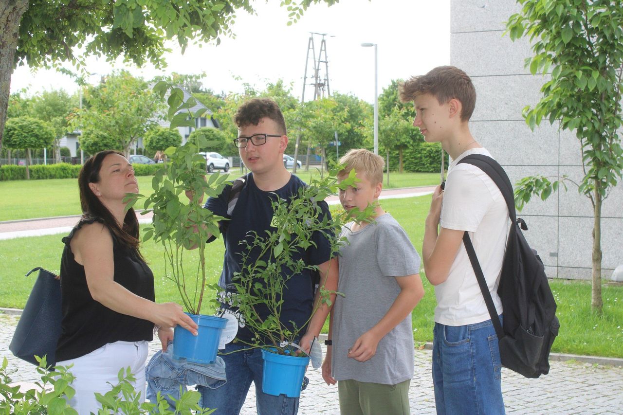III Gminny Piknik Ekologiczny w Kleszczowie. W ramach pikniku za przyniesioną makulaturę można było otrzymać roślinkę