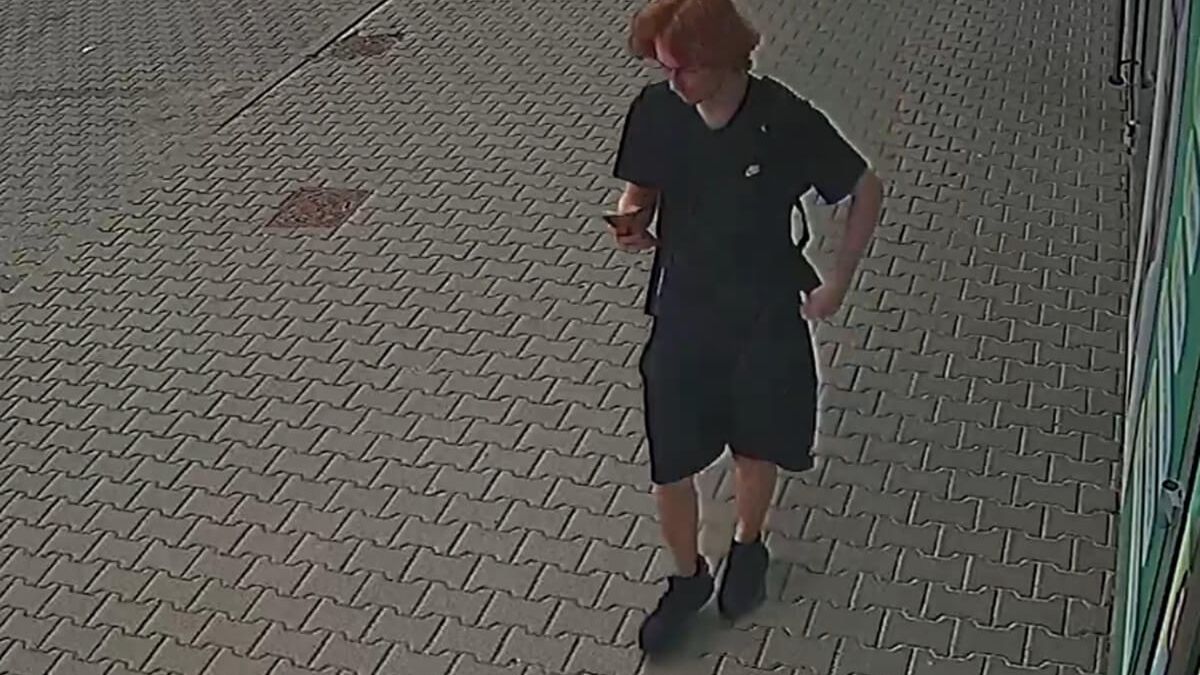 Wizerunek młodego mężczyzny, który wyłudził kod BLIK i wypłacił pieniądze