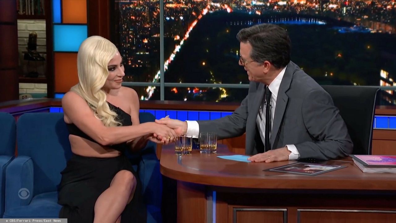 Lady Gaga w "The Late Show". Pije tequilę razem ze Stephenem Corbenem