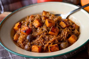 Bigos z dwóch kapust z pieczoną dynią hokkaido. Rozgrzewa mocniej niż gruby koc