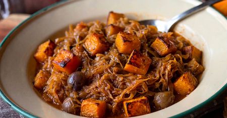 Bigos z dwóch kapust z pieczoną dynią hokkaido. Rozgrzewa mocniej niż gruby koc