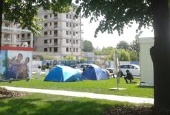 Ludzie koczują w namiotach by kupić mieszkanie. Kolejki jak za PRL
