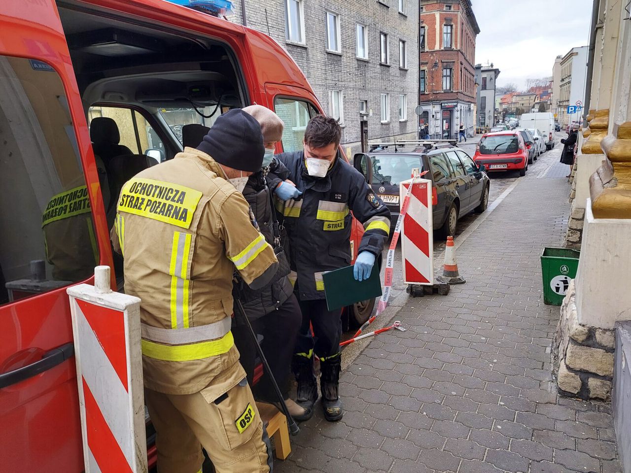 Śląsk. Szczepienia na COVID-19. W Tarnowskich Górach strażacy dowożą seniorów