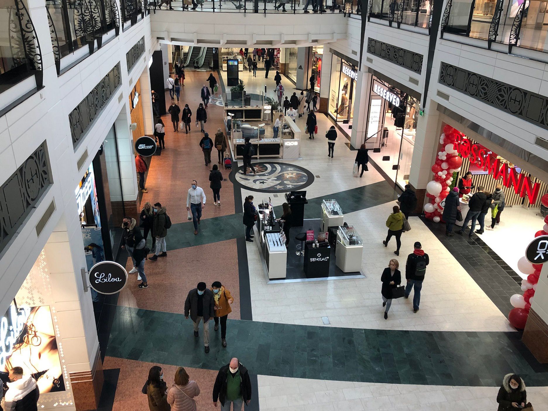 Gdyby nie maseczki na twarzach klientów, w warszawskiej Arkadii wszystko wyglądało tak, jak przed pandemią