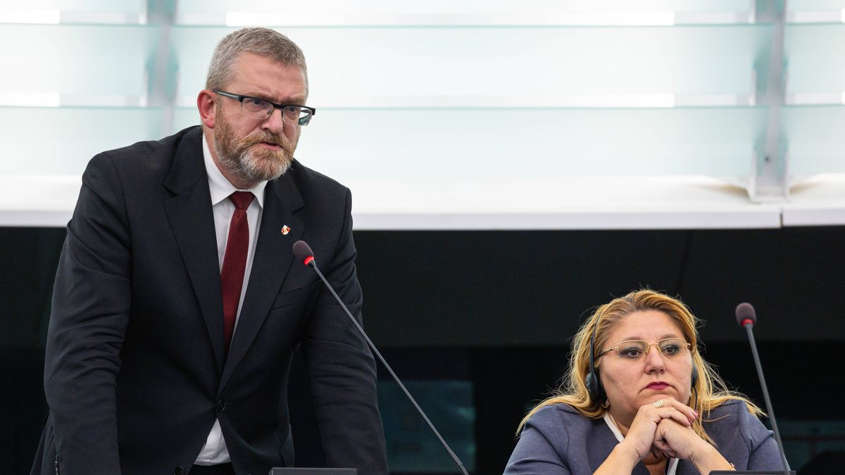 European Parliament's plenary session in Strasbourg
epa11647982 Polish MEP of Confederation Party, Grzegorz Braun (L) and Romanian Member of the European Parliament Diana Iovanovici-Sosoaca (R) attend a debate on the 07 October Hamas attacks on Israel at the European Parliament in Strasbourg, France, 07 October 2024. The parliamentary session has opened with a minute of silence to pay tribute to the victims of the 07 October Hamas attacks on Israel.  EPA/CHRISTOPHE PETIT TESSON 
Dostawca: PAP/EPA.
CHRISTOPHE PETIT TESSON
Diplomacy, European Parliament, politics