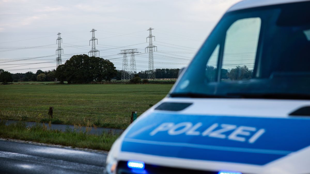 Police officers block the road leading to a power substation in Turnow-Preilack, Germany, 01 September 2026. Several improvised explosive devices were found at a substation, damaging several power lines, according to police and a grid operator. The facility is an important hub in the Lausitz power grid and is connected to the nearby Janschwalde coal-fired power plant. EPA/CLEMENS BILAN Dostawca: PAP/EPA.