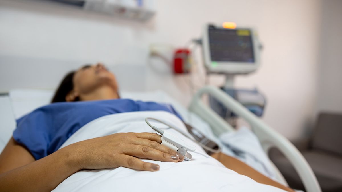 Patient at the hospital wearing a pulse oximeter on her finger
Close-up on a female patient at the hospital wearing a pulse oximeter on her finger while lying in bed - emergency medicine concepts
andresr
