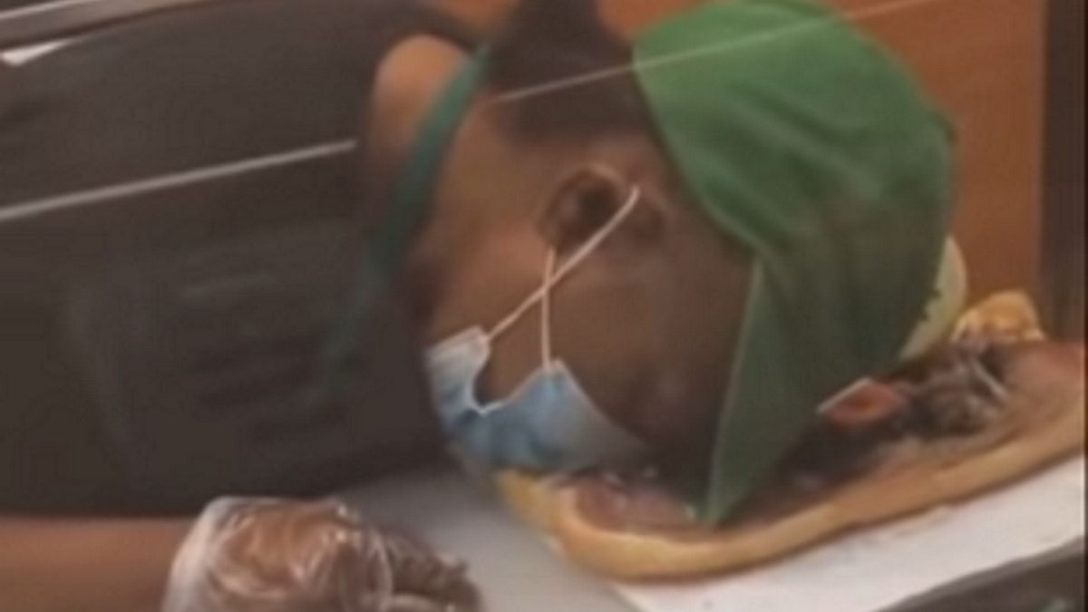 Hit sieci! Pracownica Subwaya zasnęła w trakcie robienia kanapki