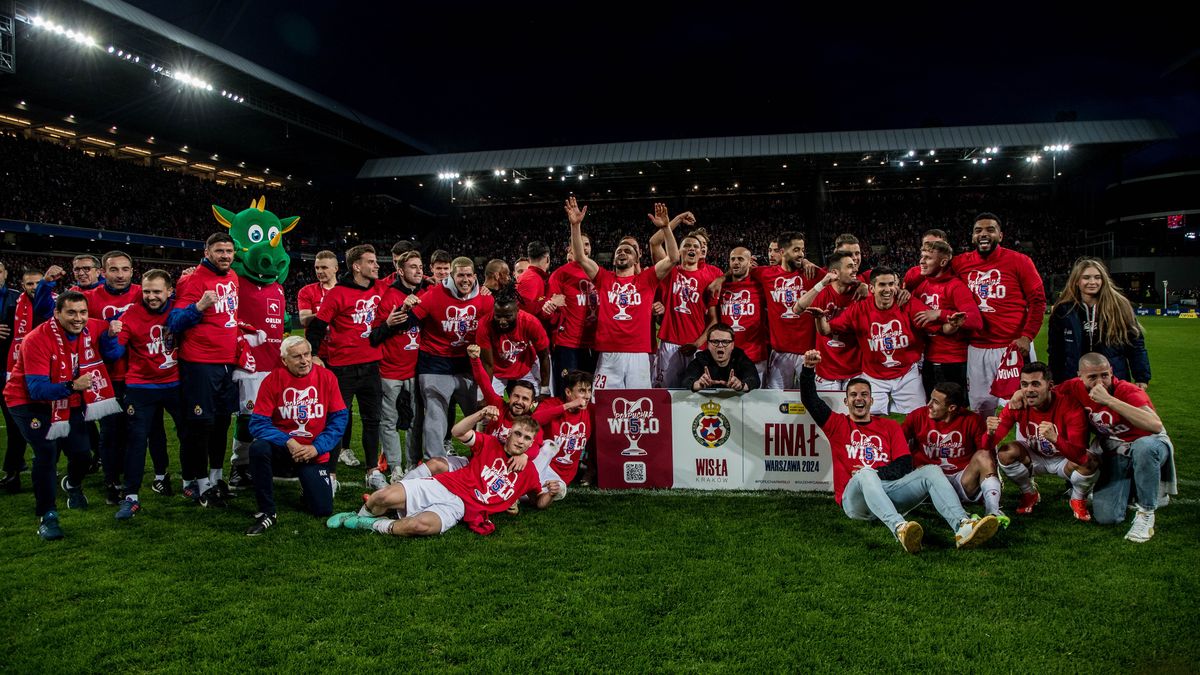 Kraków, 03.04.2024. Zawodnicy Wisły Kraków po zwycięskim meczu półfinałowym z Piastem Gliwice, 3 bm. Wisła na własnym boisku pokonała ekstraklasowego Piasta Gliwice 2:1 i została pierwszym finalistą piłkarskiego Pucharu Polski. (mk) PAP/Art Service