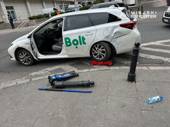 Pijany złodziej uderzył w latarnię. Wpadł podczas próby kradzieży auta