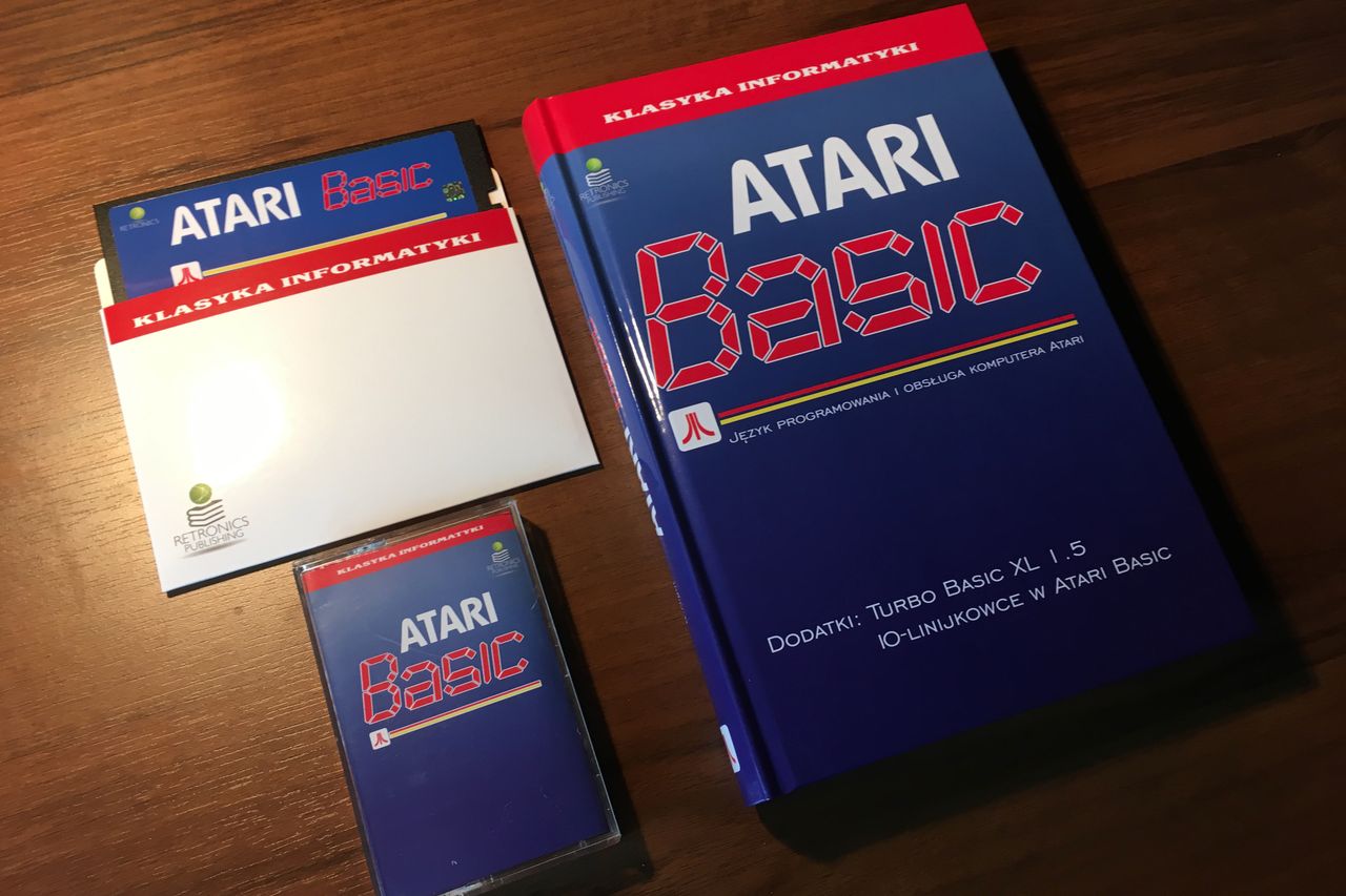 Jedna z reedycji Retronics: kultowa książka Atari Basic z kasetą i dyskietką