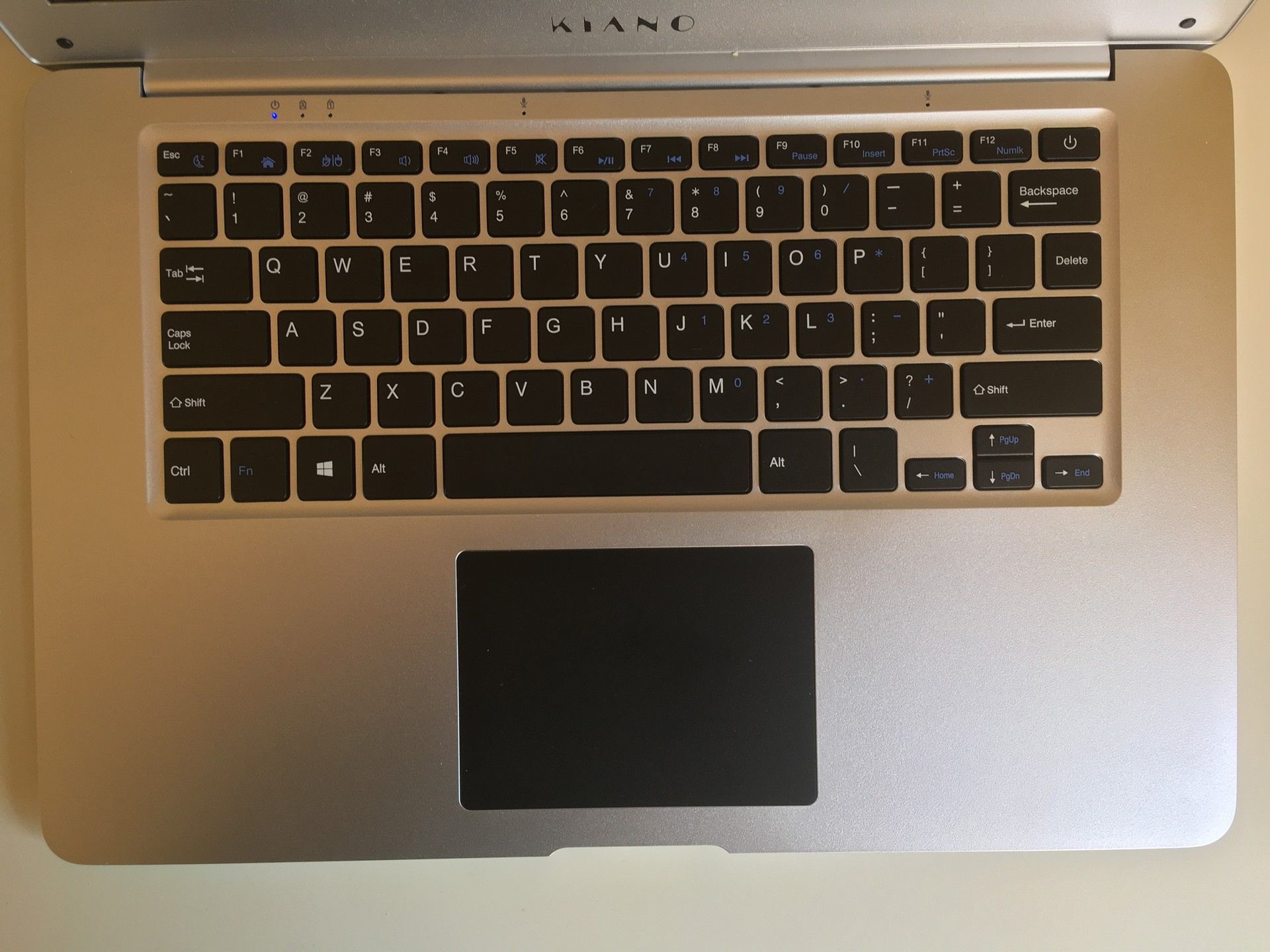 Wygląda jak MacBook, kosztuje 699 złotych. Co oferuje nowy laptop z Biedronki, Kiano SlimNote 14,1+? 4