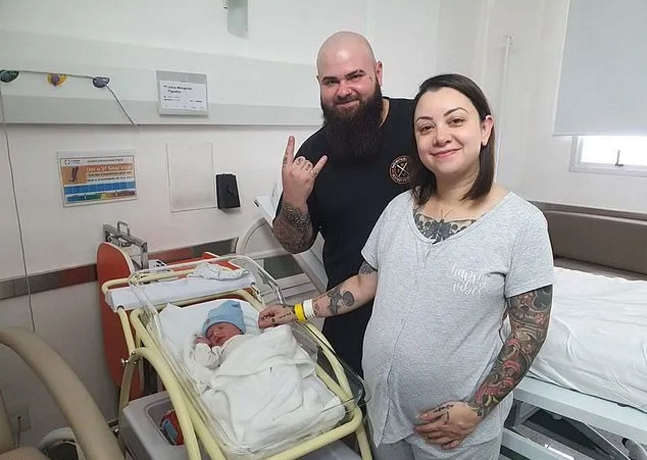 Szczęśliwi rodzice z synkiem