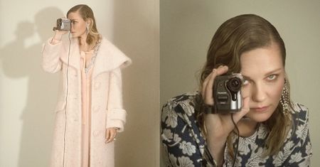 Przejęta Kirsten Dunst pozuje z kamerą