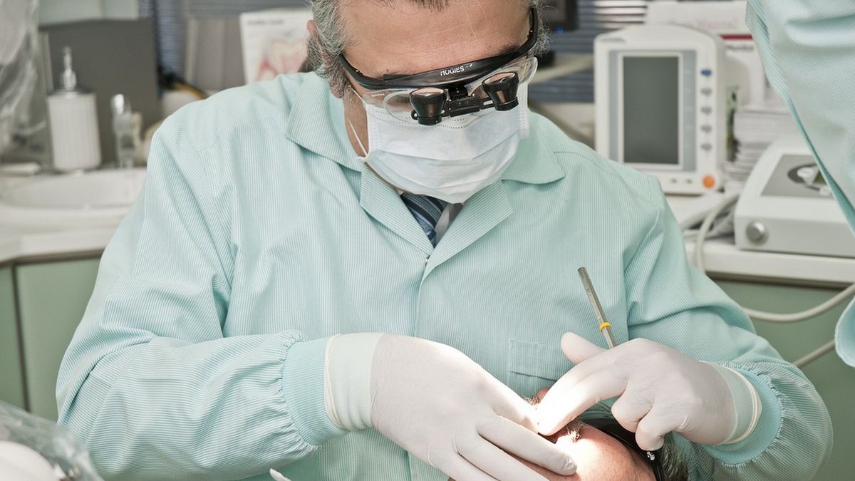 Plastyka dziąseł, inaczej gingiwoplastyka, jest to specjalistyczny zabieg chirurgiczny wykonywany w gabinecie stomatologicznym.