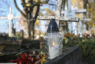 Po przeglądzie nagrobki czekają rok. Oto co dzieje się z nimi później