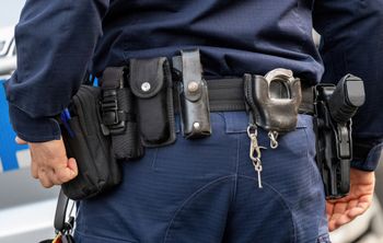 Seniorka zostawiła pieniądze pod śmietnikiem. Straciła oszczędności