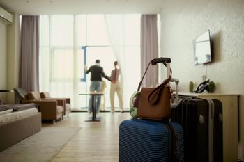 Sześciopaki puszek z wodą zamiast wody w kranie. Tak hotel rozwiązał problem awarii