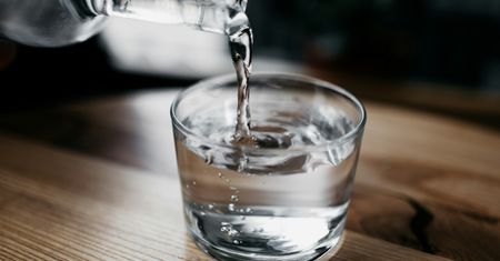 Szkło w wodzie mineralnej. Ostrzeżenie GIS