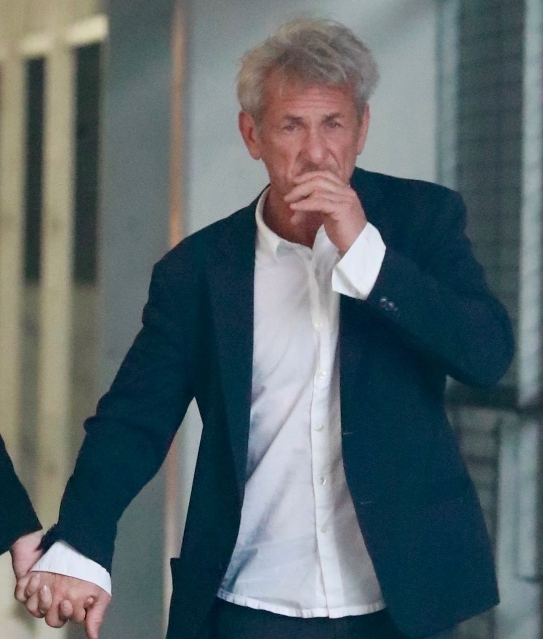 Sean Penn na zakupach z młodszą partnerką