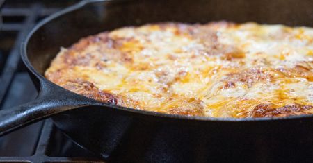 Nie musisz nawet włączać piekarnika. Rewelacyjną pizzę na cienkim cieście zrobisz na patelni