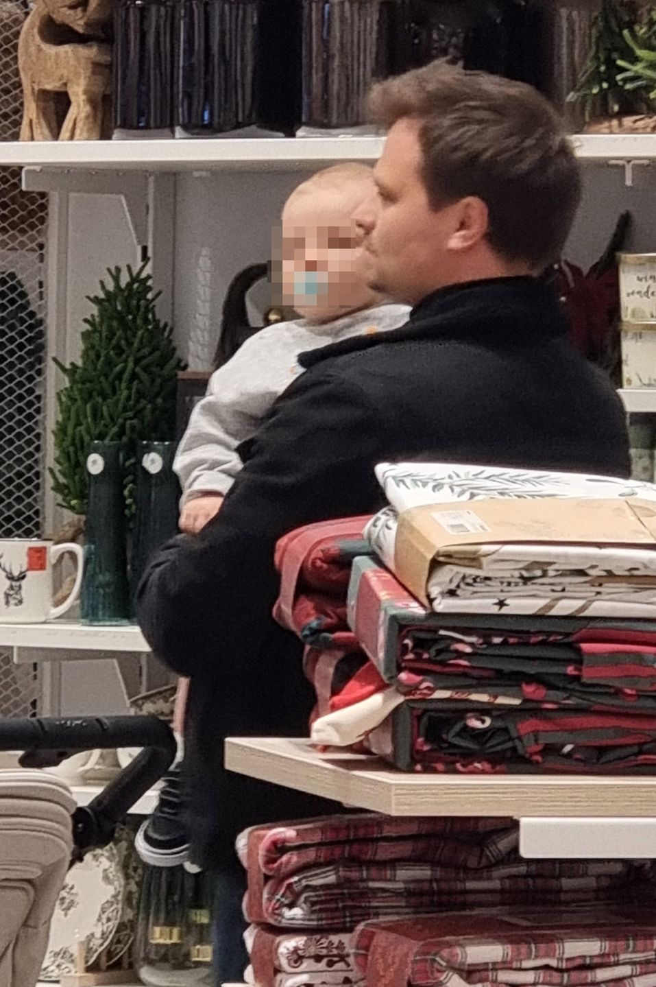 Marcin Hakiel i Dominika Serowska na zakupach z synem