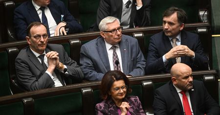 Poezja i cyrk na Wiejskiej [OPINIA]