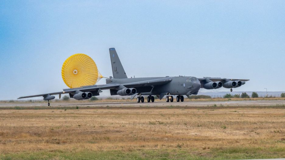 B-52H Stratofortress lądujący w Rumunii, w bazie Mihail Kogelniceanu
