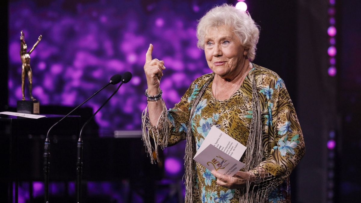 Gala Telekamery Tele Tygodnia 2022, maj 2022, TeleKamery, TeleKamery 2022, Telekamery "Tele Tygodnia" 2022, Telekamery Tele Tygodnia 2022, palec, Teresa Lipowska