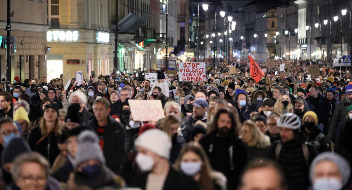 Protest pod hasłem "Ani jednej więcej" w Warszawie. Demonstrowali w nim przeciwnicy ograniczania dostępu do aborcji. Marsz został zorganizowany po śmierci 30-letniej ciężarnej Izabeli z Pszczyny. 6 listopada 2021 roku