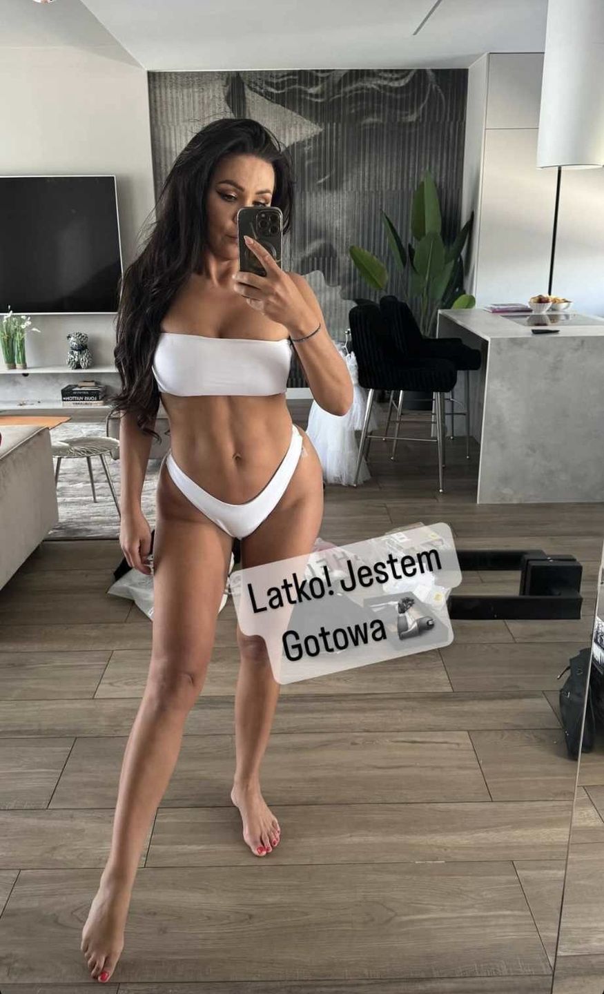 Sylwia Bomba prezentuje umięśniony brzuch