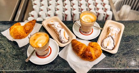 "Nie zamawiajcie cappuccino po 12". Nietypowa akcja w Rzymie